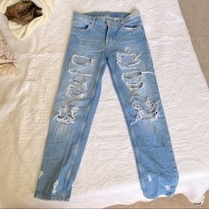 Boyfriend low waist jeans, super cute and look good with almost any outfit